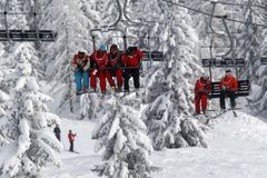 V lanovce ve francouzských Alpách uvízlo na několik hodin 150 lyžařů