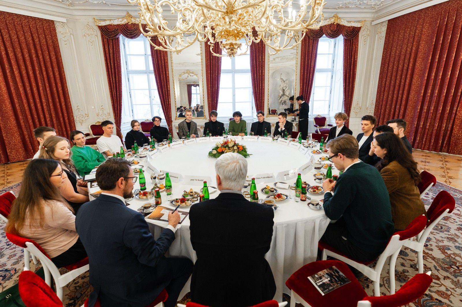 Prezident Petr Pavel se při lednovém setkání se Šimonem Šebkem a dalšími mladými lidmi sešel takto u kulatého stolu. Nyní vyráží do pražské Stromovky zaběhat si.