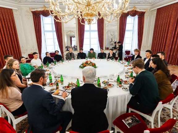 Prezident Petr Pavel se v lednu setkal se Šimonem Šebkem a dalšími mladými lidmi u kulatého stolu na Pražském hradě.