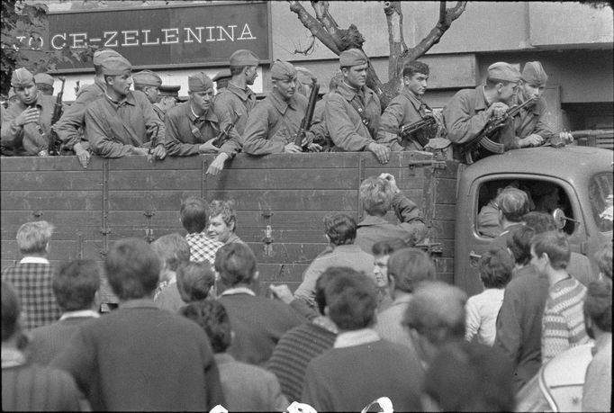 Sovětští vojáci v Brně v srpnu 1968.