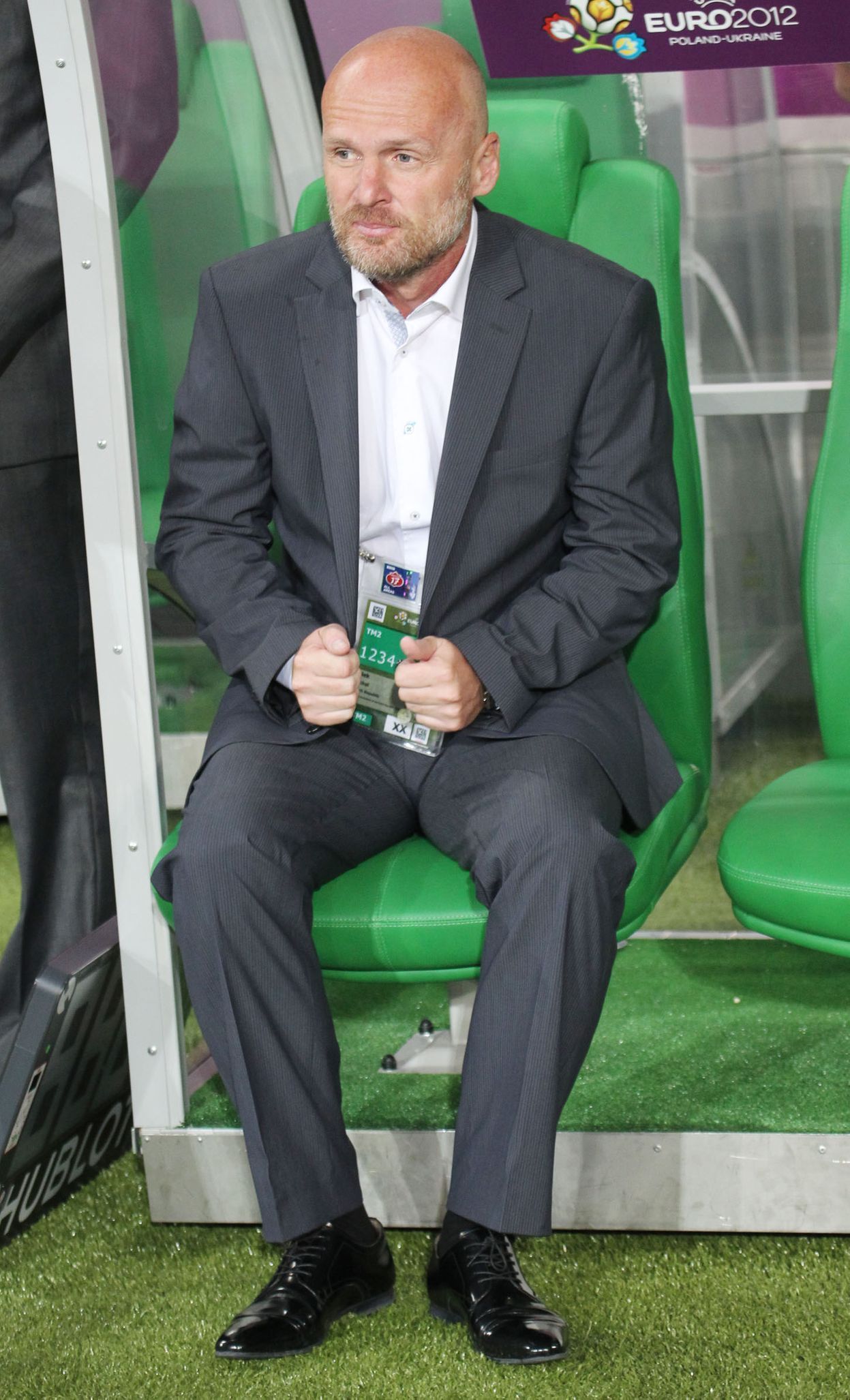 Český fotbalový trenér Michal Bílek s napětím sleduje poslední minuty utkání skupiny A s Polskem na Euru 2012