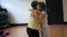 Yoga instructor Tao Porchon-Lynch hugs one of her students after leading a class in Hartsdale, New York, May 14, 2012. At 93 years old, Porchon-Lynch was named the world's oldest yoga teacher by Guinness World Records. REUTERS/Keith Bedford (UNITED STATES - Tags: SOCIETY) Published: Kvě. 14, 2012, 10:36 odp.