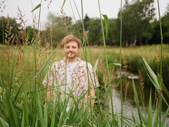 Celkově čtvrté album písničkáře Thoma Artwaye je jeho druhým počinem s českými texty.