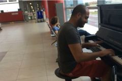 Klavírista z pražského letiště se stal hitem internetu