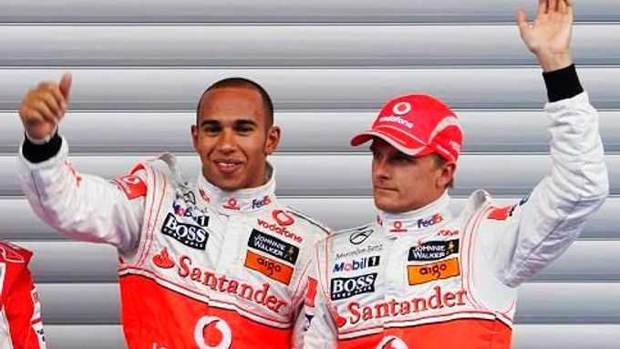 Lewis Hamilton slaví pole position ve Spa, vedle něj stojí třetí Heikki Kovalainen