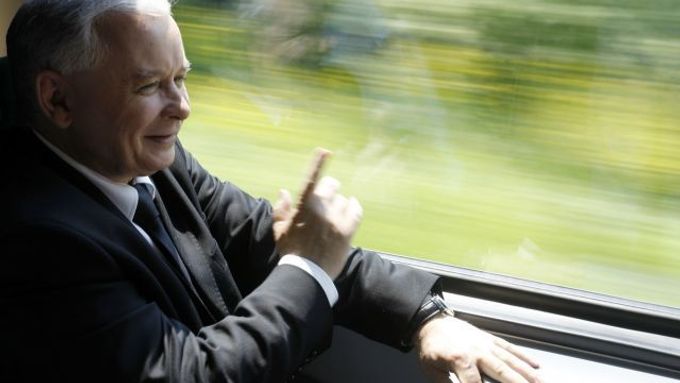 Jaroslaw Kaczyński rozmlouvá ve vlaku s jedním z cestujících a zároveň voličů.