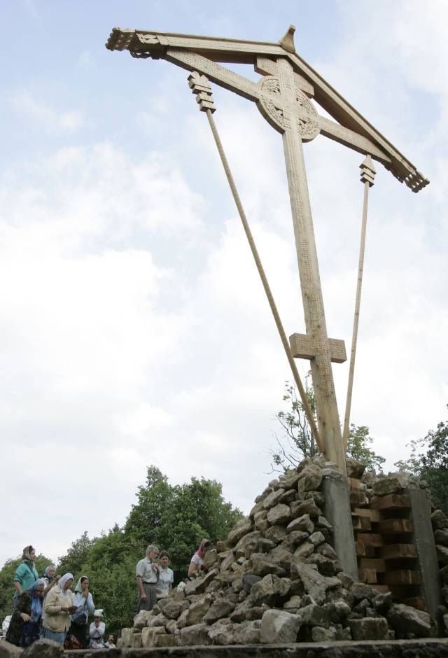 Dřevěný kříž na předměstí Butova