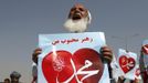 An Afghan protester shouts while holding a sign during a peaceful demonstration in Kabul September 20, 2012. Hundreds of Afghans protested against a U.S.-made film that they said insulted the Prophet Mohammad. REUTERS/Mohammad Ismail (AFGHANISTAN - Tags: RELIGION CIVIL UNREST POLITICS) Published: Zář. 20, 2012, 9:08 dop.