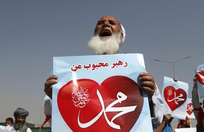 An Afghan protester shouts while holding a sign during a peaceful demonstration in Kabul September 20, 2012. Hundreds of Afghans protested against a U.S.-made film that they said insulted the Prophet Mohammad. REUTERS/Mohammad Ismail (AFGHANISTAN - Tags: RELIGION CIVIL UNREST POLITICS) Published: Zář. 20, 2012, 9:08 dop.