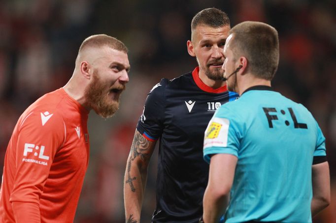 Jindřich Staněk, Lukáš Hejda a rozhodčí Bartosz Frankowski v zápase 2. kola nadstavby F:L Slavia Praha - Viktoria Plzeň