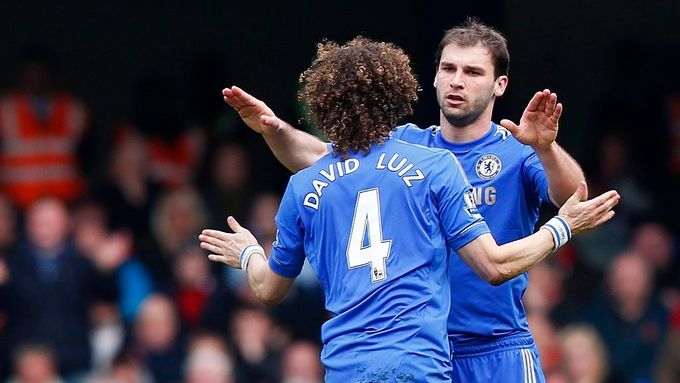 David Luiz a Branislav Ivanovič se radují z rozhodujícího gólu, kterým Chelsea otočila zápas se Sunderlandem.