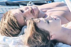 Recenze: Český film Do větru poslal hrdiny na moře. Divák v něm však může mít rád leda tak delfíny