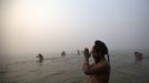 A Sadhu or a Hindu holy man prays as he takes a dip during the first "Shahi Snan" (grand bath) at the ongoing "Kumbh Mela", or Pitcher Festival, in the northern Indian city of Allahabad January 14, 2013. Upwards of a million elated Hindu holy men and pilgrims took a bracing plunge in India's sacred Ganges river to wash away lifetimes of sins on Monday, in a raucous start to an ever-growing religious gathering that is already the world's largest. REUTERS/Ahmad Masood (INDIA - Tags: RELIGION SOCIETY) Published: Led. 14, 2013, 8:41 dop.