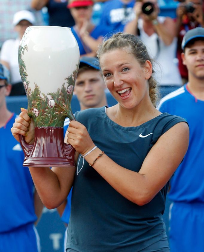 Viktoria Azarenková s vítěznou trofejí na turnaji v Cincinnati