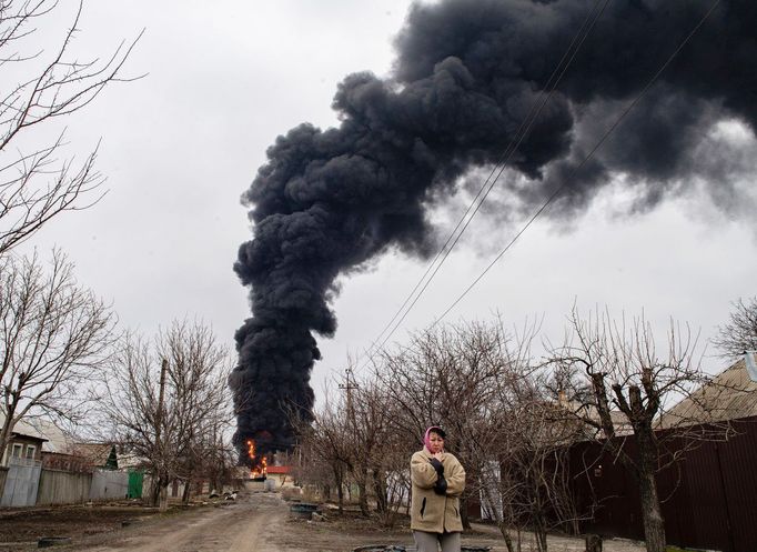 Požár ropného terminálu ve městě Luhansk na Ukrajině, které mají pod kontrolou proruští separatisté. 7. 3. 2022