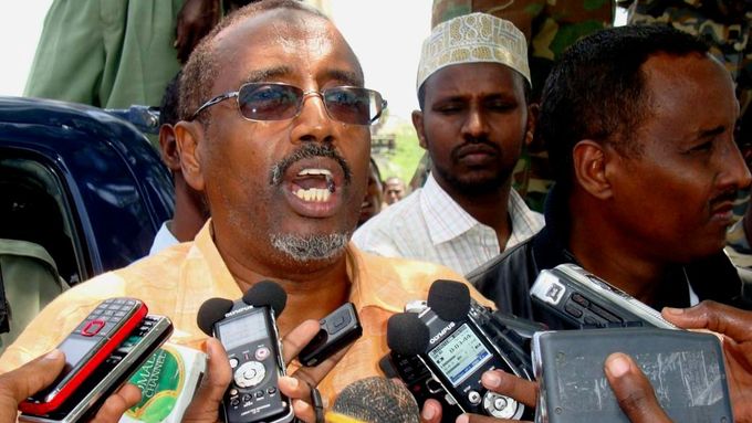 Zástupce premiéra Abdirahman Ibbi hovoří po útoku ozbrojenců k médiím.