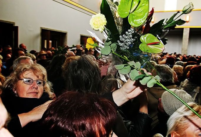 "Pošlete prosím ty květiny dopředu," znělo ze všech stran a lidé neustále posílali květiny až dopředu. I tak se zdaleka ne všichni mohli rozloučit se skladatelem ve Velkém sálu krematoria ve Strašnicích, přestože uvnitř nebylo prakticky k hnutí.