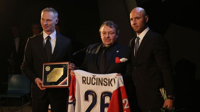Martin Ručinský převzal ocenění z rukou Tomáše Krála a Dominika Haška.