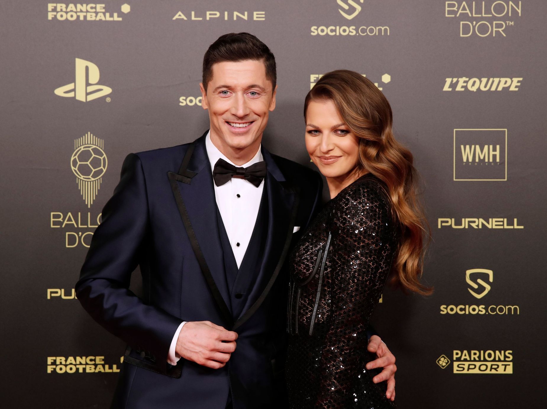 Robert Lewandowski s manželkou na Zlatém míči 2021