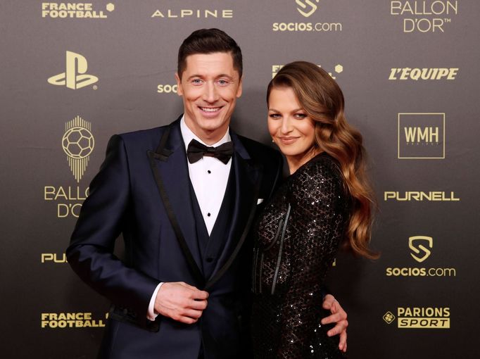 Robert Lewandowski s manželkou na Zlatém míči 2021