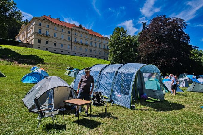 Kemp pod zámkem.