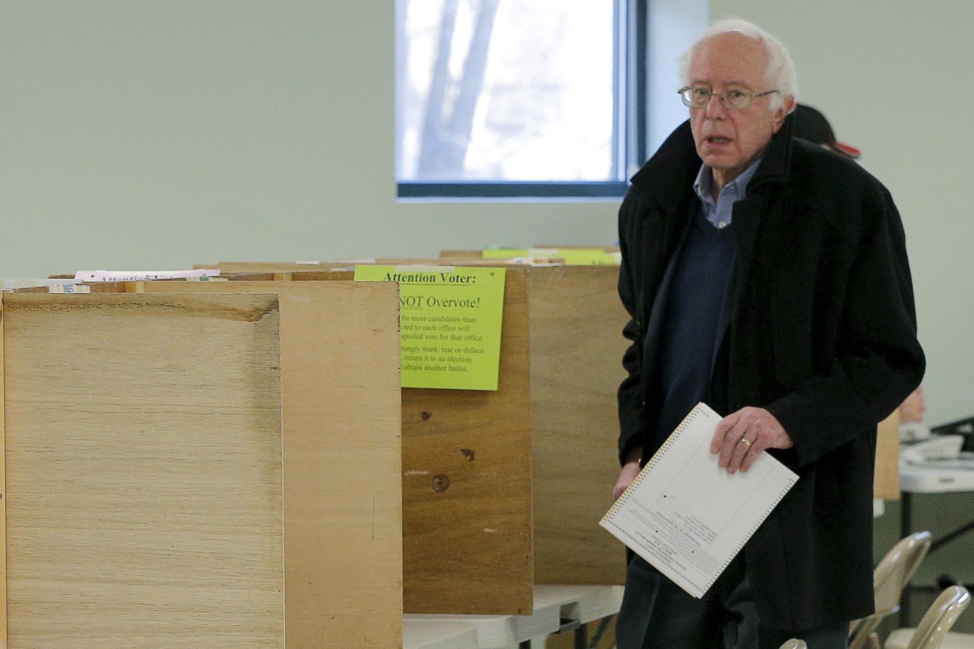 Bernie Sanders, kandidát demokratů, volí v Burlingtonu ve Vermontu.