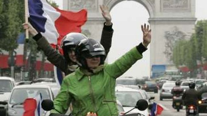 Příznivci nového prezidenta na triumfální jízdě Paříží.