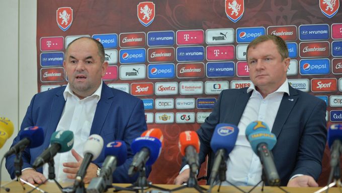 Pavel Vrba a Miroslav Pelta na tiskové konferenci po Euru 2016