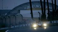 Alexandre Prémat s Audi R10 na trati v Le Mans. Za ním se tyčí slavný most Dunlop.