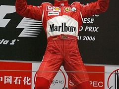 Michael Schumacher se raduje z triumfu ve Velké ceně Číny.