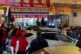 Dav vandalů napadl elektrický autonomní taxík společnosti Waymo. Ten projížděl čínskou čtvrtí, kde se v ulicích slavil začátek nového lunárního roku, kdy se podle čínského roku zahájil rok Draka.