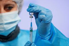Trombózy po vakcíně AstraZeneca: Tým německých vědců odhalil jejich příčinu i lék