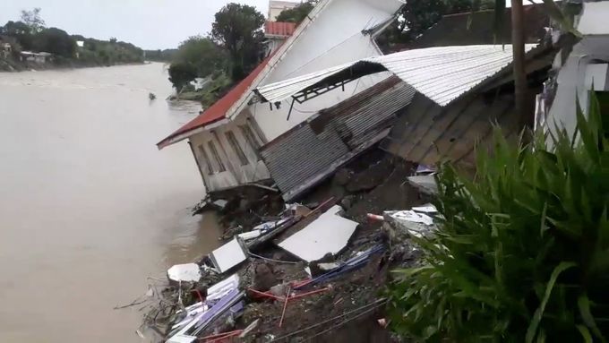 Bouře se silným deštěm způsobila na Filipínách sesuvy půdy a záplavy