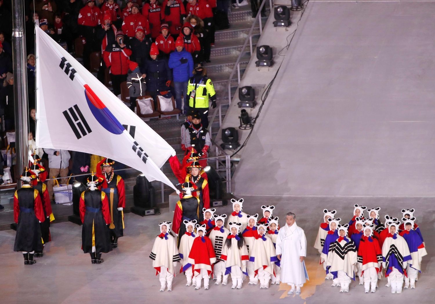 Slavností zakončení ZOH 2018: korejská vlajka a zpěv korejské hymny
