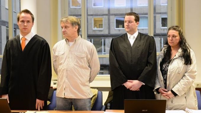 Obvinění u soudu v Koblenci. Uprostřed Uwe Reinecker, vpravo Melanie Bernhartová.