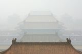 Brána do Zakázaného města v Pekingu. Snímek není nekvalitní, jen smog je příliš kvalitní...