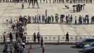 People line up in front of Planalto Palace to attend the funeral of Oscar Niemeyer in Brasilia December 6, 2012. Niemeyer, a towering patriarch of modern architecture who shaped the look of modern Brazil and whose inventive, curved designs left their mark on cities worldwide, died late on Wednesday. He was 104. Niemeyer had been battling kidney and stomach ailments in a Rio de Janeiro hospital since early November. His death was the result of a lung infection developed this week, the hospital said, little more than a week before he would have turned . REUTERS/Paulo Whitaker (BRAZIL - Tags: SOCIETY OBITUARY) Published: Pro. 6, 2012, 8:15 odp.