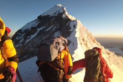 Mount Everest se otepluje, výstup bude ještě více nebezpečný, varuje vědec