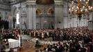 Britain's Queen Elizabeth and other members of the Royal family take part in a thanksgiving service to mark the Diamond Jubilee at St Paul's Cathedral in central London June 5, 2012. Queen Elizabeth began the fourth and final day of her Diamond Jubilee celebrations on Tuesday with an appearance at the thanksgiving service in St. Paul's Cathedral ahead of a horse-drawn procession and a wave from Buckingham Palace. REUTERS/Suzanne Plunkett (BRITAIN - Tags: ROYALS SOCIETY ENTERTAINMENT RELIGION) Published: Čer. 5, 2012, 1:05 odp.