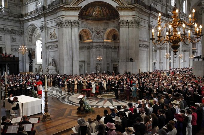 Britain's Queen Elizabeth and other members of the Royal family take part in a thanksgiving service to mark the Diamond Jubilee at St Paul's Cathedral in central London June 5, 2012. Queen Elizabeth began the fourth and final day of her Diamond Jubilee celebrations on Tuesday with an appearance at the thanksgiving service in St. Paul's Cathedral ahead of a horse-drawn procession and a wave from Buckingham Palace. REUTERS/Suzanne Plunkett (BRITAIN - Tags: ROYALS SOCIETY ENTERTAINMENT RELIGION) Published: Čer. 5, 2012, 1:05 odp.