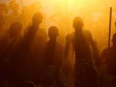 Tanec Ekonkon tančí mladí Senegalci při západu slunce ve vesnici Kabousse v jižní oblasti Casamance vždy před tradičním zápasem. (Senegal 8. ledna 2006)