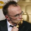 Oscar 2009: Danny Boyle se soškou za režii Milionáře z chatrče