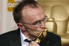 Oscar 2009: Danny Boyle se soškou za režii Milionáře z chatrče. Nejúspěšnější film ceremoniálu získal celkem osm cen