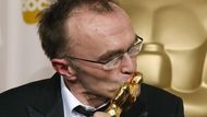 Oscar 2009: Danny Boyle se soškou za režii Milionáře z chatrče. Nejúspěšnější film ceremoniálu získal celkem osm cen