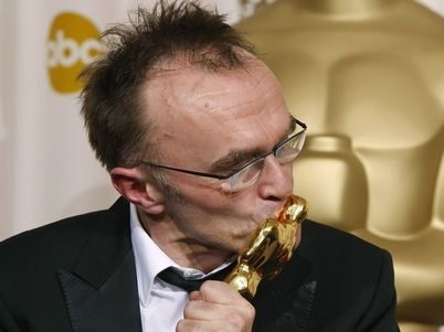 Oscar 2009: Danny Boyle se soškou za režii Milionáře z chatrče