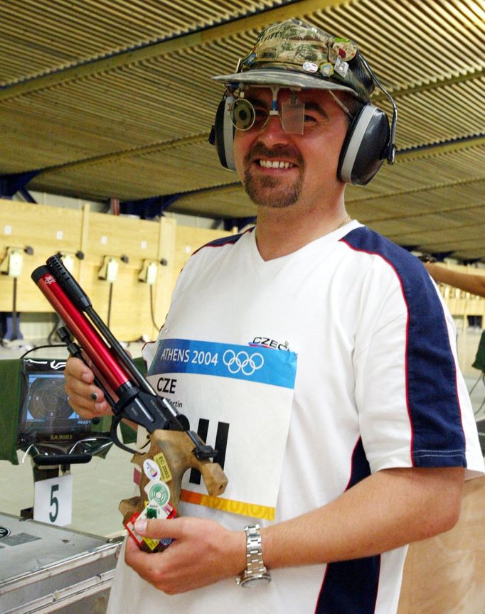 Český střelec Martin Tenk během bronzového klání v libovolné pistoli 50 m na LOH 2000 v Sydney.