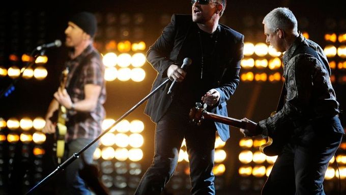 Bono uprostřed, The Edge zleva, Adam Clayton zprava.