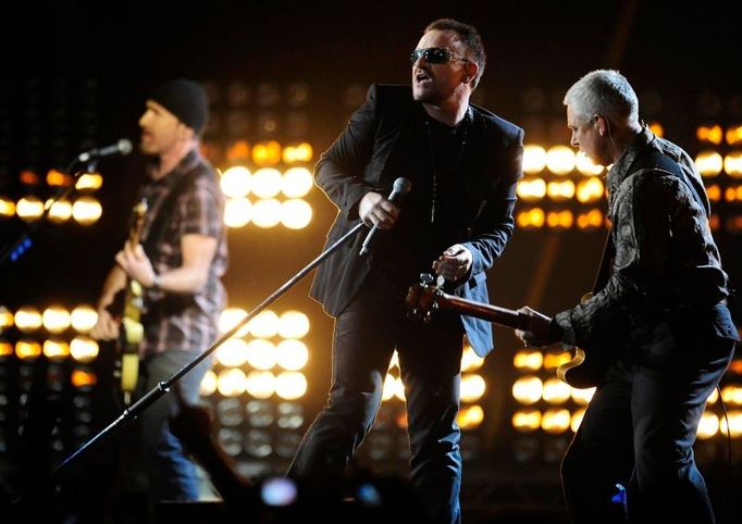 Bono uprostřed, The Edge zleva, Adam Clayton zprava.