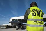 Letoun Rafale opouští hangár, aby se vzápětí vydal na misi do Libye.