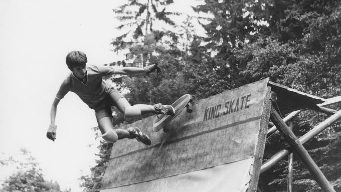 Bratři Formanové si originální skate přivezli z Ameriky v roce 1976, v Československu to bylo něco výjimečného, nikdo to neměl. Skaty se i vyráběly.